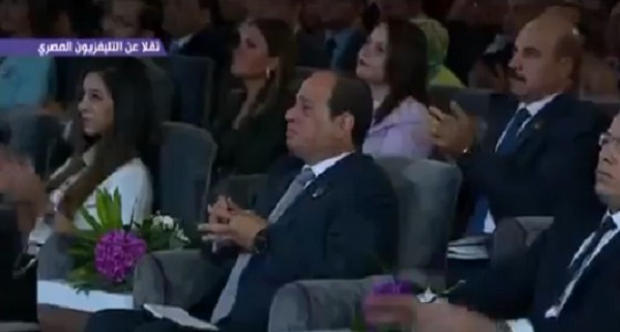 بالفيديو.. السيسي يتأثر باكيا خلال عرض فيلم وثائقي عن قوائم الانتظار بالمستشفيات
