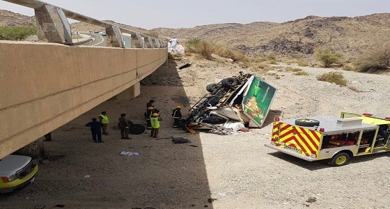 انقلاب شاحنة مواد غذائية واحتجاز قائدها بداخلها بعد التفاف الحديد على جسمه