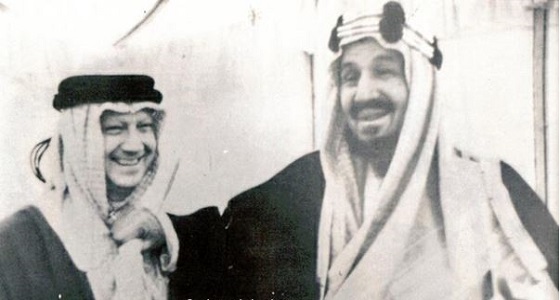 صورة نادرة لتدشين الملك عبد العزيز أول ناقلة نفط بحرية