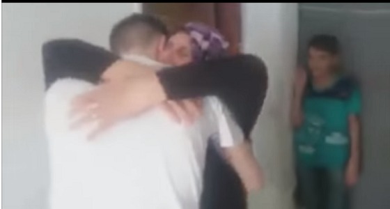 بالفيديو..اللحظات الأولى للقاء شاب سوري بوالديه بعد 4 سنوات من اعتقاله