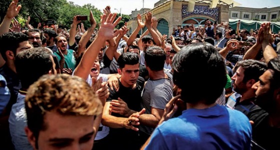 مع استمرار الاحتجاجات.. إيران تشن حملة اعتقالات ضد عدة مسؤولين محتجين على الفساد