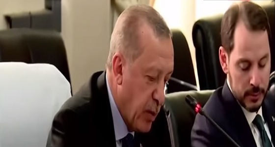 بالفيديو.. وزير الخزانة التركي &#8221; نائما &#8221; أثناء كلمة &#8221; أردوغان &#8221; بزامبيا