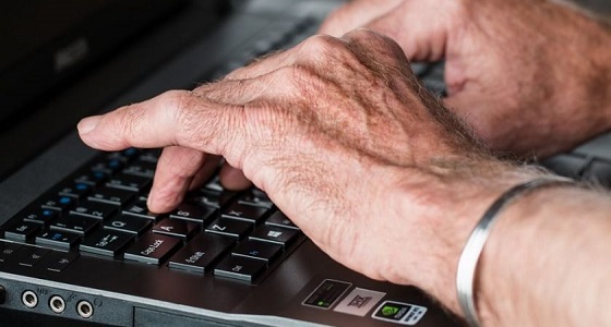 عجوز تقتل زوجها لإدمانه الأفلام الإباحية