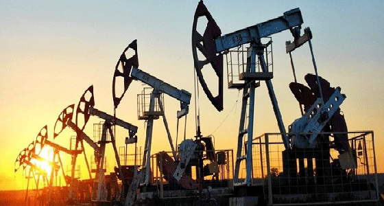 تباين أسعار النفط وسط مخاوف تخمة المعروض