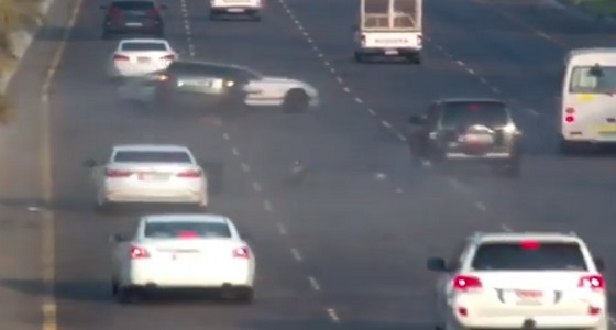 بالفيديو.. حادث مروع لعدة سيارات بسبب تهور سائق