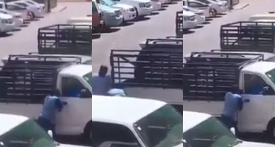 بالفيديو.. شابان يقومان بالسطو على سيارة في جدة وسرقة ما بها