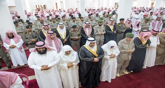 بالصور.. أمير الرياض بالنيابة ينقل تعازي القيادة لأسرة الشهيد الشيباني