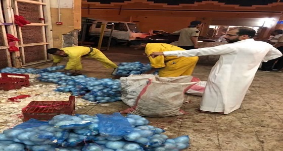 أمانة تبوك تضبط عماله تقوم بخلط البصل والبطاطس الفاسد بالسليم