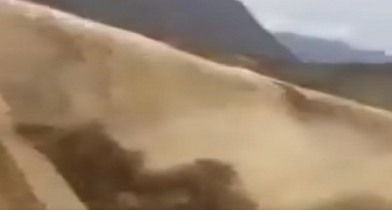 بالفيديو.. فيضان السيول من سد وادي وعالي في جازان منذ أمس