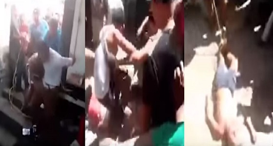 بالفيديو.. عن طريق الخطأ.. سحل رجلين وإشعال النيران في جسديهما حتى الموت