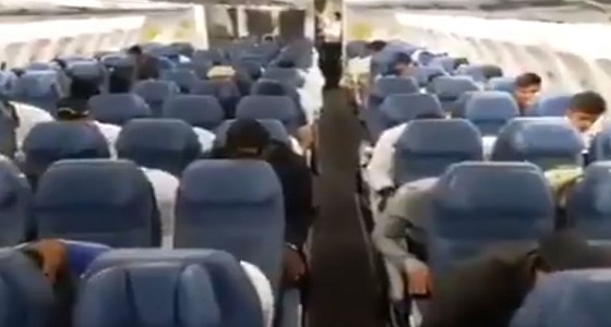 بالفيديو.. ركاب يؤدون صلاة جماعة على متن طائرة