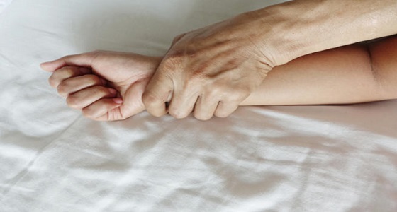 زوج يعتاد اغتصاب زوجته ليشعر باللذة.. والزوجه تلجأ للخلع