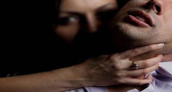بعد ضبطها مع عشيقها.. امرأة تحاول قتل زوجها بطريقة بشعة