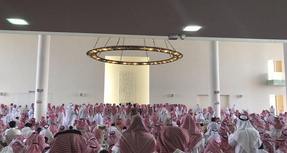 بالصور.. في جنازة فهد الفهيد حضرت الجموع بالدعوات والدموع