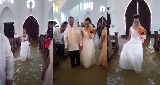 بالفيديو.. ” عروس ” تتحدى الطقس وتعقد زفافها وسط الأمطار الموسمية