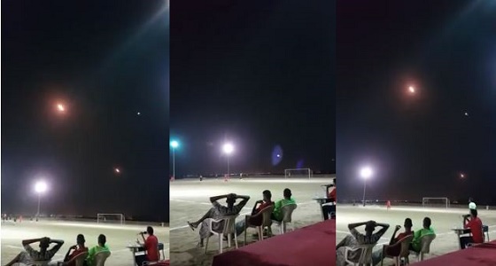 بالفيديو.. مواطنون يلعبون مباراة وسط تصدى ” الباتريوت ” بجازان