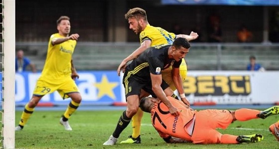 تفاصيل رسالة رونالدو إلى حارس كييفو فيرونا