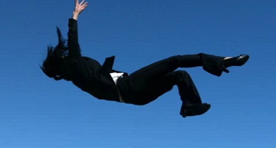 ” رجل ” يلقي بزوجته من الطابق الثاني ويدعي بأنه غارق بسبات عميق