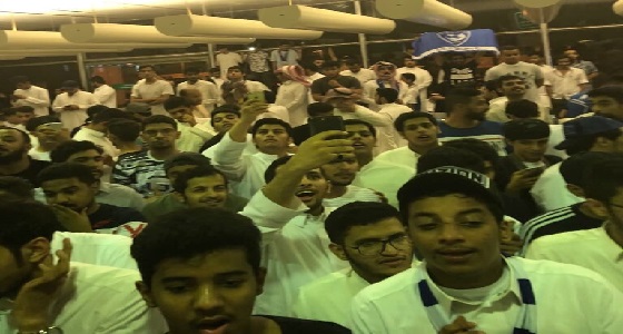 بالفيديو والصور.. حشد جماهيري أزرق في انتظار وصول عموري