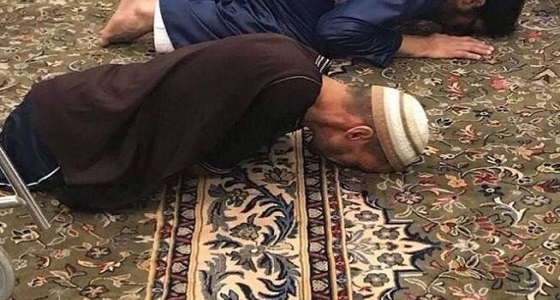 رغم فقدانه أطرافه الأربعة.. زائر يسجد بالروضة الشريفة