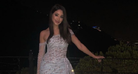 بالصورة.. أسيل عمران تثير الجدل بفستانها الشفاف