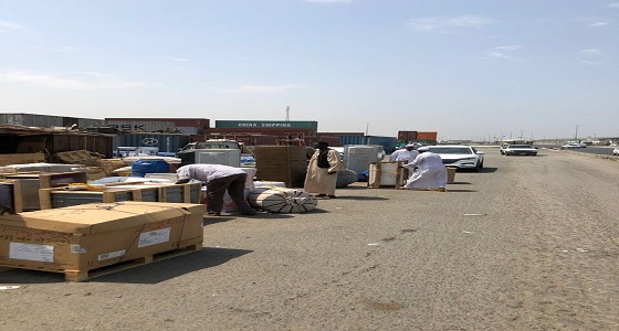 بالصور.. ” النقل العام ” تضبط حالات تكدس بضائع تغلق الشوارع في جدة