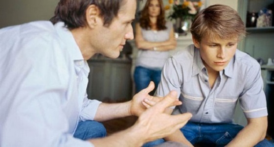 سلوكيات تربوية خاطئة تفقدك ثقة ابنك المراهق