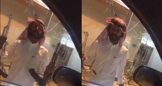بالفيديو.. شخص يهدد بقتل آخر في نجران ويوثق سلاحه المراد استخدامه