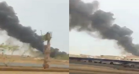 بالفيديو.. حريق إطارات وملوثات يكون دخان يغطي سماء صناعية جازان