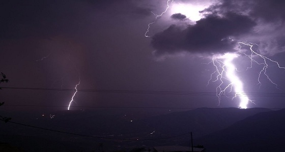 بالصور.. صواعق رعدية ترسم لوحات مبهرة في سماء جازان