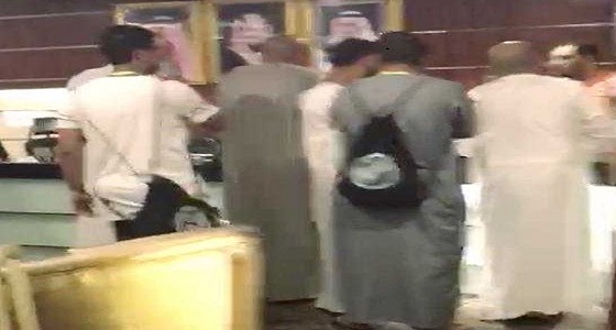 نشوب مشكلة بين عدد من حجاج الداخل وصاحب حملة حج لتأخير رحلتهم