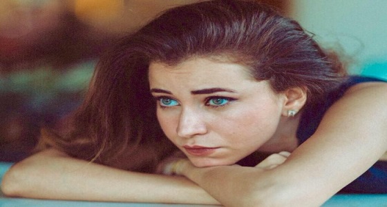 بالصور.. تصرف غير مسؤول من ممثلة يفضح شركة هواتف شهيرة
