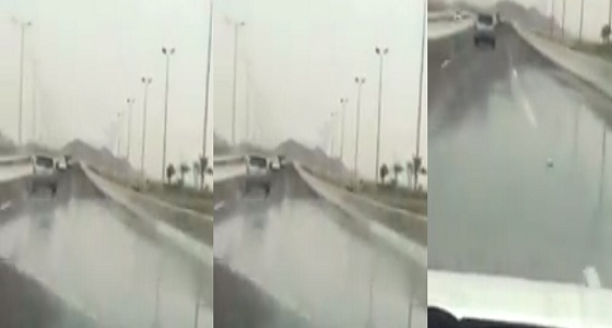 بالفيديو.. سوء تصريف مياه الأمطار على كوبري مطار نجران الجديد