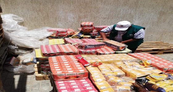 بالصور.. ضبط 29 ألف سلعة غذائية منتهية الصلاحية بحي السويق