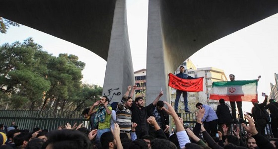 بالفيديو..متظاهرون إيرانيون يحرقون سيارة لشرطة الملالي