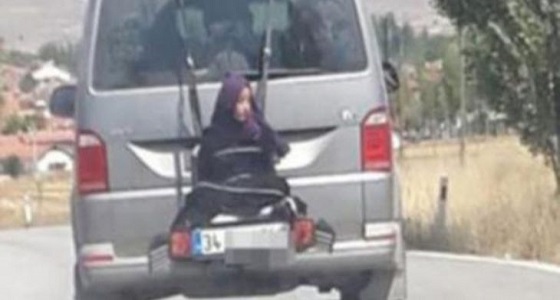 بالفيديو.. رجل يربط ابنته خلف سيارته ويسير على طريق سريع