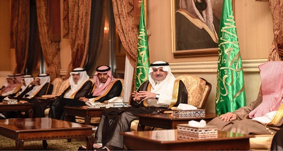 أمير تبوك يلتقي المواطنين خلال جلسته الأسبوعية