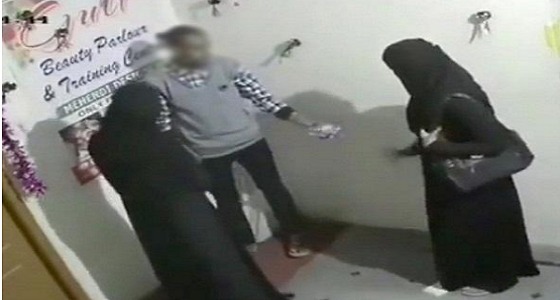 انتشار فيديو لوافد يروج زجاجات العرق المسكر على فتيات