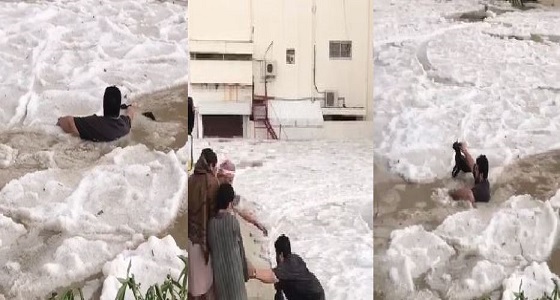 فيديو مؤثر لمواطن ينقذ قطة من الغرق بمياه السيول