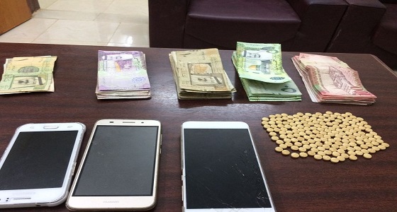 بالصور.. في عمليتين منفصلتين.. إحباط تهريب كميات من الحبوب المخدرة بعسير