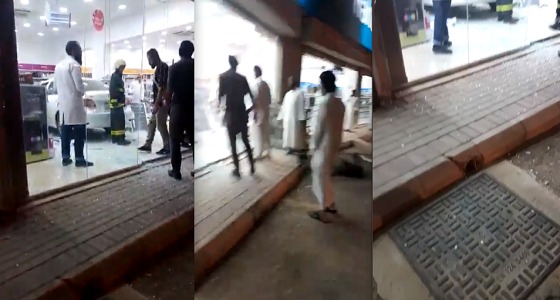 بالفيديو.. سيدة تفقد السيطرة على سيارتها وتصطدم بواجهة صيدلية بالمجمعة