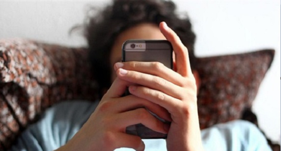 مخاطر الهواتف الذكية على العين.. وكيفية تجنبها