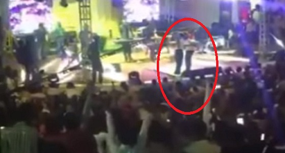 بالفيديو.. ” فتاة ” تحتضن فنان عربي خلال غنائه على المسرح
