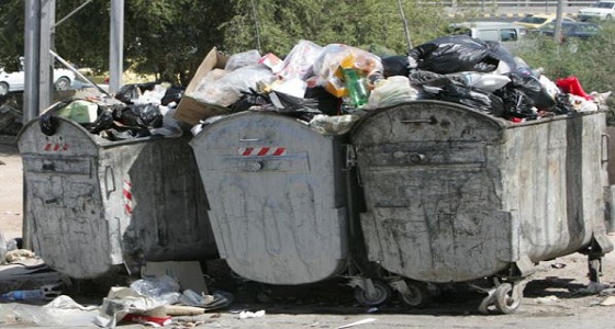 حاوية قمامة تودي بحياة عامل