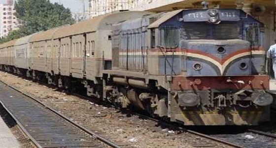 قطار يدهس سيدة أمام أعين ابنتها.. والأخيرة تصرخ: ” الحقوا ماما “