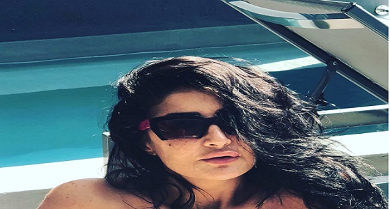 غادة عبدالرازق تثير سخرية المتابعين بصورها على البحر