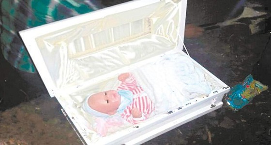 شاب يكتشف أن ابنته المدفونة ” دمية بلاستيكية “