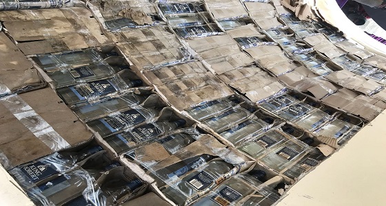 بالصور.. الجمارك تُحبط تهريب 9 آلاف زجاجة خمر ضمن إرسالية ” أنابيب خرسانية “