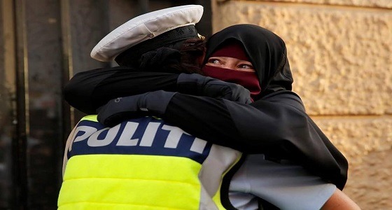 بالصور.. دنماركيات غير مسلمات يتظاهرن ضد حظر النقاب