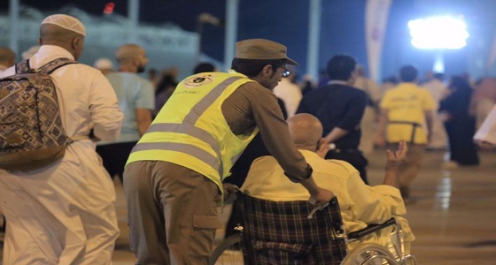 بالصور.. تفاني رجال الأمن في خدمة ضيوف الرحمن